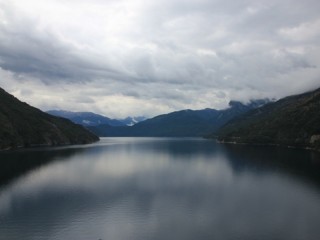 Donkere wolken boven het meer