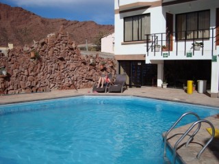 Luieren bij zwembad relaxing by pool