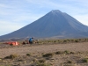 Kamperen aan de voet van de vulkaan/ camping at the base of the vulcano