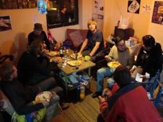 Met z'n allen eten/ eating together
